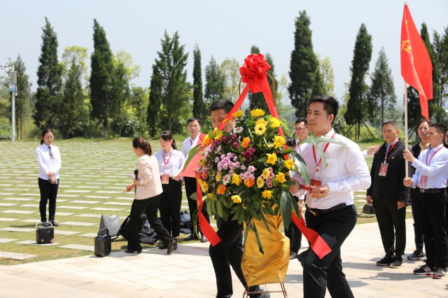 向革命烈士敬献花圈.jpg