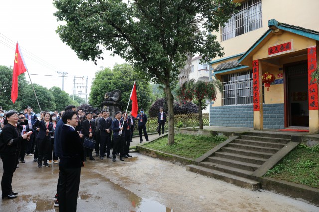 参观红军长征战斗地、乡村振兴示范点毛竹山村.jpg