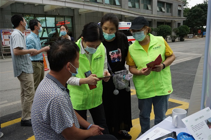 “大爱清尘”志愿服务队开展现场宣传。.jpg