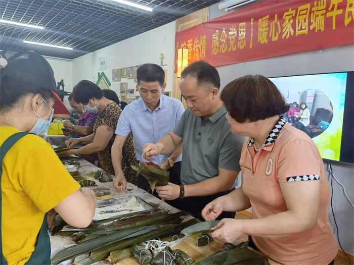 黎部长在城中区暖心家园与计生特殊家庭一同包粽子.jpg